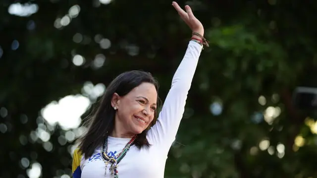 epa11815637 Anti-Chavez leader Maria Corina Machado greets her followers in Caracas, Venezuela, 09 January 2025. Hundreds of Venezuelan opposition members began to take to the streets of Caracas, after the call of opposition leader Maria Corina Machado, who called on everyone to demonstrate for the 'fight and conquest of freedom', one day before the presidential inauguration, which Edmundo Gonzalez, who claims to have defeated Maduro in last year's election, and incumbent President Nicolas Maduro promise to attend. EPA/RONALD PENA R.