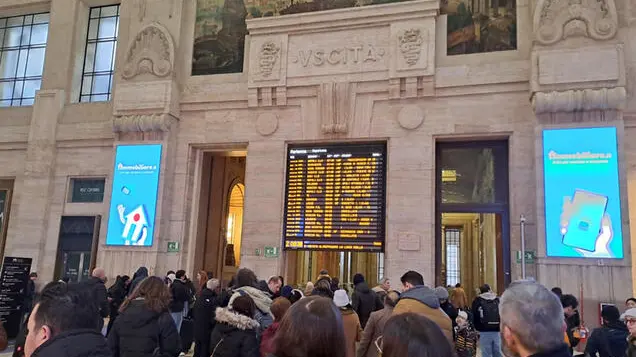 Tabelloni e passeggeri attoniti a Milano Centrale per guasto