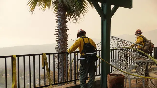 epa11819344 Firefighters deploy structure defense against the Palisades wildfire in Los Angeles, California, USA, 11 January 2025. Thousands of firefighting and emergency personnel are involved in response efforts, as multiple wildfires are continuing to burn across thousands of acres in Southern California, destroying thousands of homes and forcing people to evacuate areas throughout the Los Angeles area. EPA/ALLISON DINNER