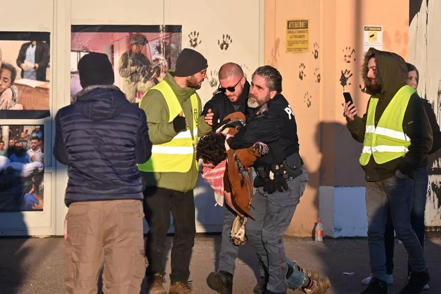 Una manifestante portata via dalla Polizia - Foto Gabriele Strada/Neg © www.giornaledibrescia.it