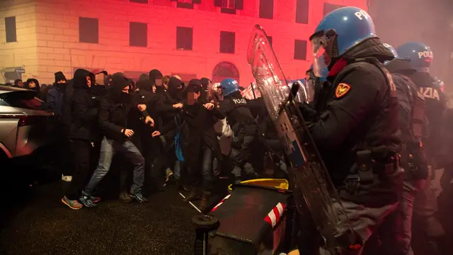 Scontri tra manifestanti e forze dell’ordine durante la manifestazione per Ramy Elgaml, nel quartiere di San Lorenzo, Roma, 11 gennaio 2025. ANSA/ANGELO CARCONI