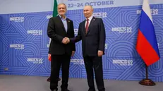 epa11677310 Russian President Vladimir Putin (R) shakes hands with Iranian President Masoud Pezeshkian before their meeting on the sidelines of the BRICS summit in Kazan, Russia, 23 October 2024. The BRICS summit takes place from 22 to 24 October. EPA/MAXIM SHEMETOV / POOL