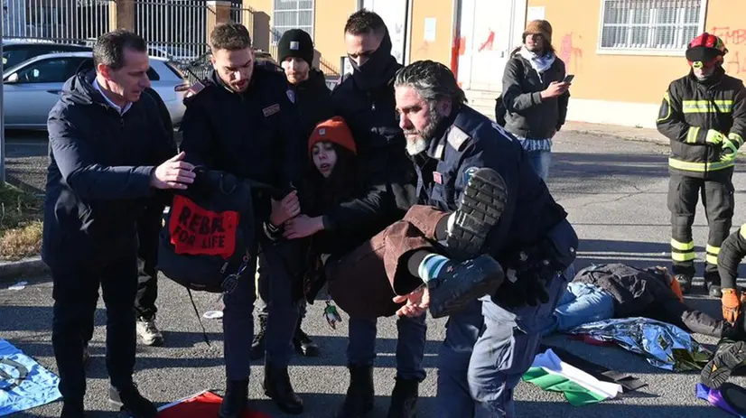 La Polizia porta via di peso una delle manifestanti - Foto Gabriele Strada/Neg © www.giornaledibrescia.it