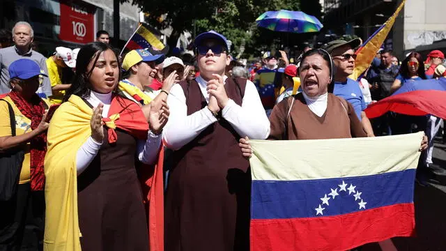 epa11815312 Venezuelan opposition members shout slogans during a demonstration in Caracas, Venezuela, 09 January 2025. Hundreds of Venezuelan opposition members began to take to the streets of Caracas, after the call of opposition leader Maria Corina Machado, who called on everyone to demonstrate for the 'fight and conquest of freedom', one day before the presidential inauguration, which Edmundo Gonzalez, who claims to have defeated Maduro in last year's election, and incumbent President Nicolas Maduro promise to attend. EPA/RONALD PENA R.