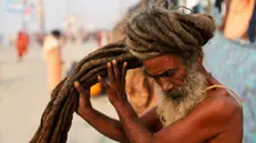 epa11821448 A Hindu monk prepares to take a holy dip in the Bay of Bengal during the second day of Ganga Sagar fair on Sagar Island, India, 13 January 2025. The fair is an annual gathering of Hindu pilgrims during Makar Sankranti to take a dip in the sacred waters of the Ganga River before it merges into the Bay of Bengal. EPA/PIYAL ADHIKARY