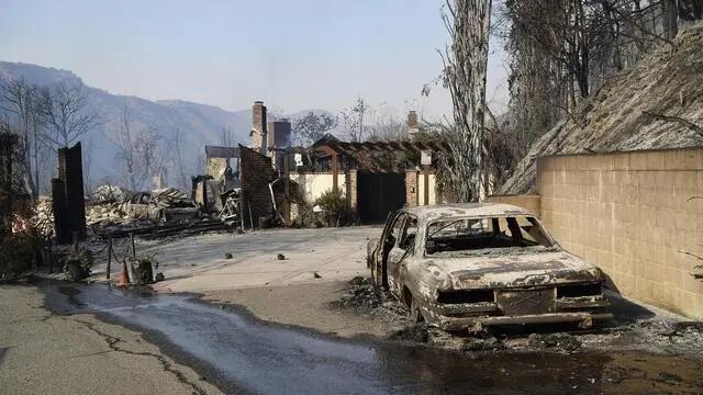 epa06372817 Homes and vehicles destroyed during the 'Skirball Fire' which began early morning in Bel-Air, California, USA, 06 December 2017. An outbreak of several fires North of Los Angeles has occurred as one of the strongest Santa Ana winds forecast of the season is ongoing and expected to last several days. EPA/JOHN CETRINO