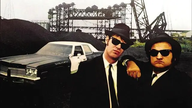 Una immagine di Dan Aykroyd (s) e John Belushi in una scena del film "The Blues Brothers". Il 20 e il 21 giugno, 32 anni dopo l'uscita nei cinema e a poco più di 30 anni dalla scomparsa di John Belushi, The Blues Brothers tornerà nelle sale nell'edizione restaurata. ANSA/INTERNET +++EDITORIAL USE ONLY - NO SALES+++