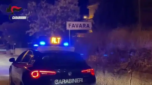 I Carabinieri del Comando provinciale di Agrigento e del Ros di Palermo stanno eseguendo dall'alba 10 misure cautelari emesse dal gip del tribunale di Palermo su richiesta della Dda. L'operazione antimafia in corso fra Licata, Palma di Montechiaro, Canicattì e tutta la parte orientale dell'Agrigentino è stata denominata 'Condor' e ha portato alla luce gli appartenenti a un'associazione a delinquere di tipo mafioso dedita al traffico di sostanze stupefacenti, a estorsioni ai danni di imprenditori e a danneggiamenti a mezzo incendio. Oltre 100 i carabinieri di Agrigento e del Ros in azione che sono supportati dai colleghi di Palermo, Trapani, Caltanissetta, Enna e dallo squadrone Eliportato Cacciatori di Sicilia. In corso di esecuzione anche 20 perquisizioni. ANSA/CARABINIERI EDITORIAL USE ONLY NO SALES