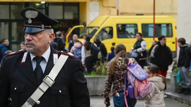 I Carabinieri presidiano il plesso "Catello Salvati" dell'istituto scolastico comprensivo "2 Panzini" dove giovedì scorso un gruppo di genitori e parenti hanno aggredito una docente, Castellammare di Stabia, 18 novembre 2024. ANSA / CIRO FUSCO