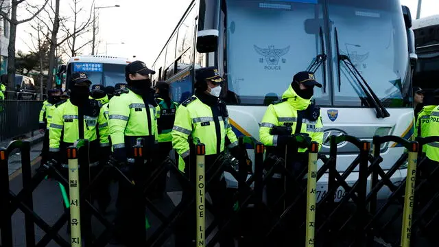 epa11802809 Police officials stand guard as members of the Corruption Investigation Office for High-ranking Officials and police officials wait to enter the presidential residence in Seoul, South Korea, 03 January 2025. On 31 December 2024 a Seoul court issued an arrest and search warrant to detain impeached Yoon over his short-lived imposition of martial law. EPA/JEON HEON-KYUN