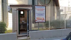 Una neonata è stata lasciata intorno alle 7:20 di oggi nella culla termica della parrocchia dedicata a san Giovanni Battista, nel quartiere Poggiofranco di Bari. Nella foto la culla termica dove è stata lasciatas la bambina. Bari 23 12 2023 foto di Donato Fasano / Ansa