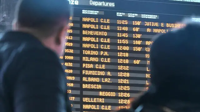 Il tabellone degli orari dei treni con i minuti di ritardo presso la stazione di Roma Termini, 11 gennaio 2025. ANSA/CLAUDIO PERI