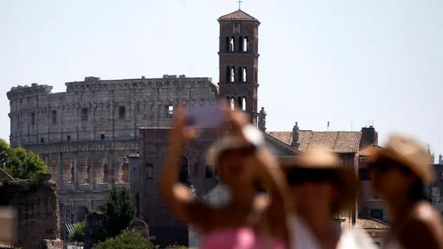 Turisti visitano il Parco archeologico del Colosseo e Fori Imperiali, Roma, 16 agosto 2023. ANSA/ANGELO CARCONI