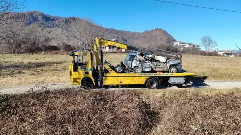 Il carro attrezzi con l'auto incidentata - Foto La Stampa Cuneo