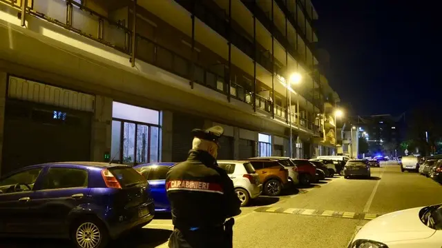 I carabinieri presidiano il luogo dove è avvenuto l’omicidio suicidio a Rivoli,Torino 14 gennaio 2025 ANSA/ALESSANDRO DI MARCO