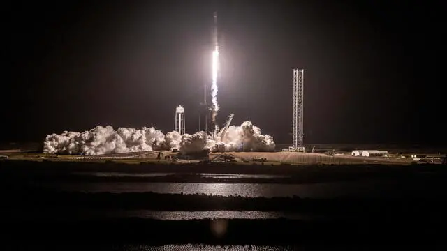 epa11825591 The Blue Ghost Mission 1 on a SpaceX Falcon 9 rocket lifts off from NASA’s Launch Complex 39A at the agency's Kennedy Space Center in Cape Canaveral, Florida, USA, 15 January 2025. According to NASA, the agency's Commercial Lunar Payload Services initiative and Artemis campaign, Firefly Aerospace's Blue Ghost Mission 1, was successfully launched on 15 January 2025. EPA/CRISTOBAL HERRERA-ULASHKEVICH