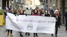 L'associazione Centro donne contro la violenza di Aosta in corteo durante la manifestazione 'Ancora l'otto', 27 aprile 2024 ANSA/ Thierry Pronesti