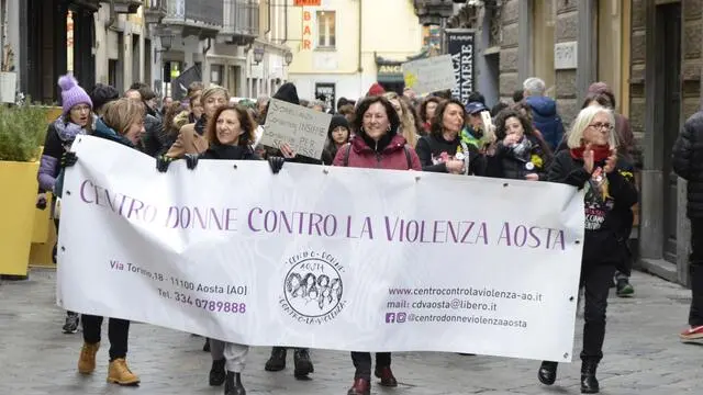 L'associazione Centro donne contro la violenza di Aosta in corteo durante la manifestazione 'Ancora l'otto', 27 aprile 2024 ANSA/ Thierry Pronesti