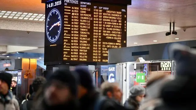 Disagi alla Stazione Termini di Roma per i ritardi dei treni in arrivo e in partenza, 14 gennaio 2025. ANSA/ALESSANDRO DI MEO