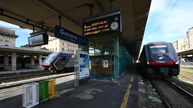 Sciopero nazionale del personale ferroviario, indetto dai sindacati dopo il ferimento di un capotreno alla stazione di Genova Rivarolo. La stazione di Genova Brignole dove arrivanondei passeggeri in cerca di informazioni sui treni disponibili. Genova, 05 novembre 2024. ANSA/LUCA ZENNARO