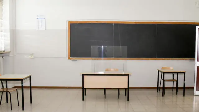 Banchi con il plexiglass,Istituto Abba Ballini preparazione aule con il protocollo ministeriale per Covid 10 coronavirus , Brescia 12 giugno 2020. Ansa Davide Brunori