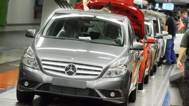 epa03004349 Models of the new B-Class roll off the production line at the Mercedes-Benz factory in Rastatt, Germany, 15 November 2011. Reports state that the first of the new model will be delivered from 19 November 2011. More than 700,000 models of the B-Class model have been delivered to customers worldwide since it first went into production in 2005. EPA/ULI DECK