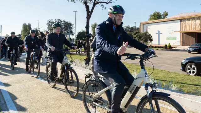 Nella foto in bicicletta Marco Troncone, Ad di ADR, a seguire il sindaco di Roma Roberto Gualtieri, il presidente ENAC Pierluigi Di Palma e il sindaco di Fiumicino, Mario Baccini. Fiumicino, 15, Gennaio 2025. ANSA/TELENEWS