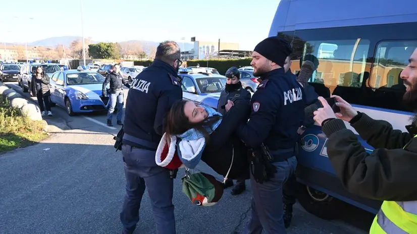 La Polizia porta via una delle manifestanti - Foto Gabriele Strada/Neg © www.giornaledibrescia.it