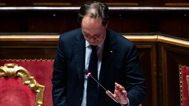 Il ministro dei Rapporti con il Parlamento Luca Ciriani pone la fiducia in aula al Senato durante la discussione della Manovra Economica per la legge del Bilancio di previsione dello Stato per l’Anno finanziario 2025 e Bilancio Pluriennale per il triennio 2025-2027, Roma, 27 dicembre 2024. ANSA/ANGELO CARCONI