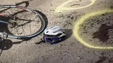 epa05871885 A helmet lays next to a blood stain and a wheel of a racing bicycle after an accident in a bicycle race near Berlin-Wannsee in Berlin, Germany, 26 March 2017. Two bicycle drivers drove unbraked onto a car, that stood on the bicycle track during the race in Berlin-Wannsee. Another bicycle driver who narrowly avoided the crash scene also got injured including a race official. EPA/CLEMENS BILAN