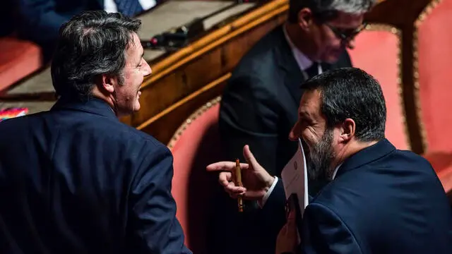 Il ministro delle Infrastrutture Matteo Salvini con Il leader di Italia Viva Matteo Renzi durante l’esame della Nota di aggiornamento del Documento di economia e finanza (Nadef) in aula al Senato, Roma, 09 novembre 2022. ANSA/ANGELO CARCONI