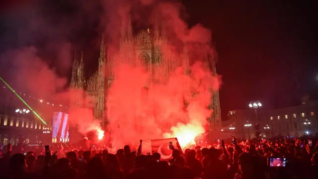 Festeggiamenti e controlli delle forze dell’ordine in piazza Duomo la sera di capodanno, Milano 31 Dicembre 2024 ANSA/MATTEO CORNER