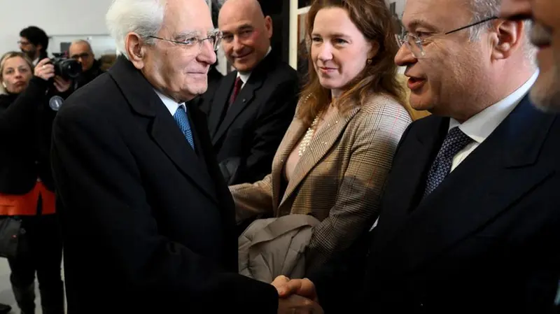 Sergio Mattarella stringe la mano a Pierpaolo Camadini - Foto Ansa/Ettore Ferrari © www.giornaledibrescia.it