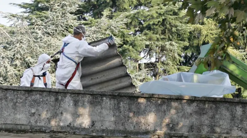 Operai al lavoro per la rimozione dell'asbesto