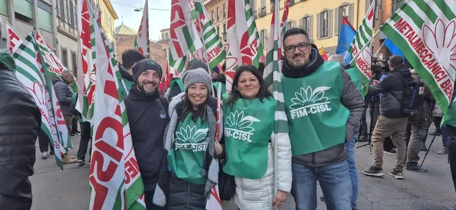 I sindacati dei metalmeccanici in piazza a Milano