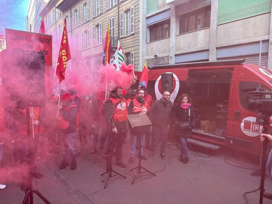 I sindacati dei metalmeccanici in piazza a Milano