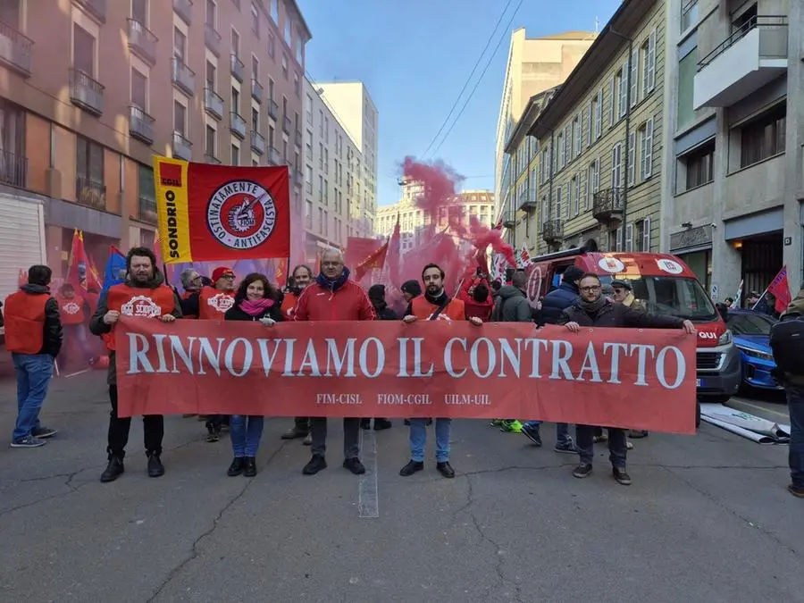 I sindacati dei metalmeccanici in piazza a Milano