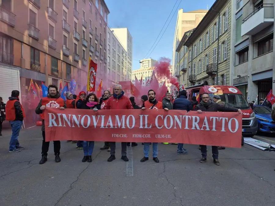 I sindacati dei metalmeccanici in piazza a Milano