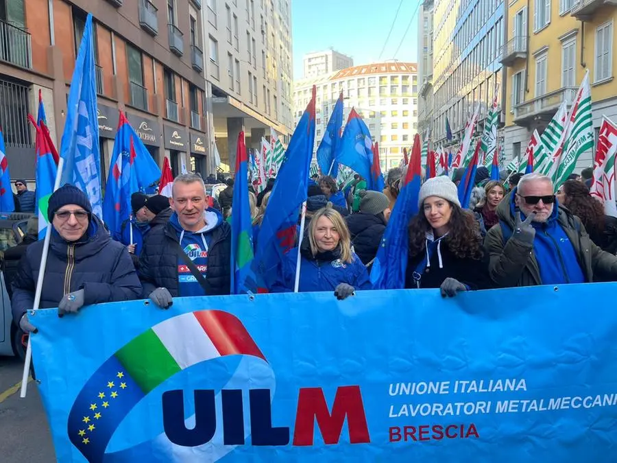 I sindacati dei metalmeccanici in piazza a Milano