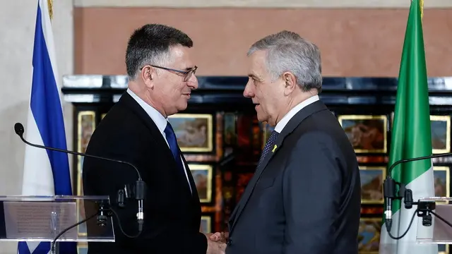 epa11824818 Italian Foreign Minister Antonio Tajani (R) and Israeli Foreign Minister Gideon Sa'ar shake hands during a press conference after their meeting at Villa Madama in Rome, Italy, 14 January 2025. EPA/VINCENZO LIVIERI