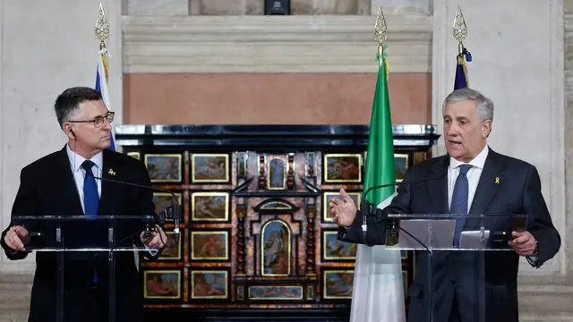 epa11824816 Italian Foreign Minister Antonio Tajani (R) and Israeli Foreign Minister Gideon Sa'ar attend a press conference after their meeting at Villa Madama in Rome, Italy, 14 January 2025. EPA/VINCENZO LIVIERI