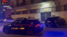 Oltre 300 carabinieri del Comando provinciale di Catania stanno eseguendo nelle provincie del capoluogo etneo, di Siracusa e di Teramo un'ordinanza di misure cautelari personali emessa dal gip nei confronti di 17 persone indagate a vario titolo di associazione mafiosa, traffico e spaccio di sostanze stupefacenti, turbata libertà degli incanti aggravata dal metodo mafioso e corruzione. L'indagine - denominata 'Athena', coordinata dalla Procura distrettuale e condotta dai Carabinieri della Compagnia di Paternò - è stata avviata dopo la denuncia di un imprenditore locale minacciato da alcuni mafiosi per farlo ritirare dalla vendita all'asta un lotto di terreni. Emersi dall'attività investigativa, oltre alle dinamiche criminali e gli elementi di vertice del gruppo Morabito-Rapisarda operativo a Paternò e riconducibile al clan catanese Laudani, anche gli interessi dell'organizzazione nel controllo sistematico delle aste giudiziarie di immobili nelle province di Catania e Siracusa. La cosca prevedeva l'intervento 'fisico' di propri sodali durante le procedure di vendita per allontanare, anche con la violenza, i partecipanti e garantiva ai propri 'clienti' l'acquisto o il rientro in possesso del bene. Le aste andate a 'buon fine' avrebbero fruttato alla consorteria consistenti guadagni, condivisi anche con il gruppo Assinata, articolazione della famiglia Santapaola-Ercolano di Cosa nostra di Catania, che certifica un patto di 'coabitazione' tra i clan. Coinvolto in una delle aste pilotate anche un avvocato siracusano che, in qualità di delegato alla vendita, durante una procedura esecutiva giudiziaria avrebbe favorito l'aggiudicazione di un appartamento al figlio del soggetto che si era rivolto all'associazione mafiosa. Tra le attività illecite dei Morabito-Rapisarda anche il traffico e lo spaccio al dettaglio di stupefacenti. Durante le indagini, i Carabinieri hanno sequestrato complessivamente circa 71 chilogrammi di sostanza stupefacente, tra marijuana e cocaina,