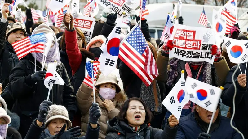 Sostenitori di Yoon all'esterno del centro di detenzione nel quale è recluso - Foto Epa/Jeon Heon-Kyun © www.giornaledibrescia.it
