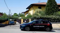 I Carabinieri di Parma sul luogo in cui sono stati ritrovati i resti di un bambino piccolo sepolto a Vignale di Traversetolo (Parma) nello stesso giardino dove il 9 agosto è stato riesumato dal terreno un neonato, seppellito e morto a quanto pare qualche giorno prima. Parma, 14 Settembre 2024. ANSA /ELISABETTA BARACCHI