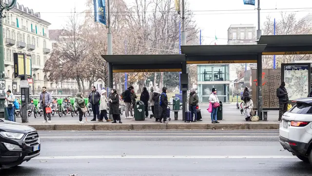 Le fermate dei pullman piene di persone in attesa a Torino per lo sciopero dei trasporti, sia bus e sia treni, nella giornata del 13 dicembre 2024 ANSA/JESSICA PASQUALON