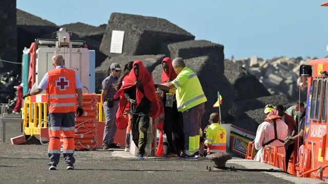 epa11797553 Migrants rescued by members of the Rescue Navy arrive at the dock of El Pinar on El Hierro island, Canary Islands, Spain, 29 December 2024. A total of 65 Sub-Saharan migrants were rescued off the Canary Islands. EPA/GELMERT FINOL