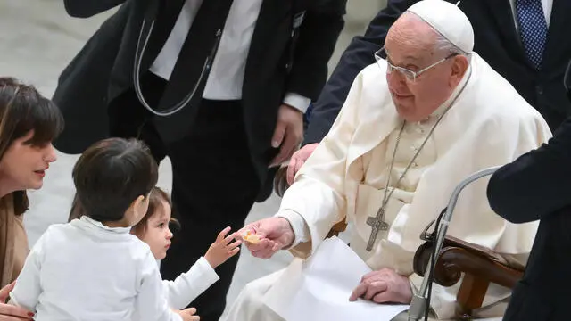 Papa Francesco con due bambini durante l'Udienza generale in Aula Paolo VI, Città del Vaticano, 15 gennaio 2025. ANSA/ALESSANDRO DI MEO - - - - - - - - - - - - - - - - - Pope Francis with two children during the General Audience in the Paul VI Hall, Vatican City, 15 January 2025. ANSA/ALESSANDRO DI MEO