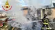 Le operazioni dei vigili del fuoco per spegnere l'incendio a Bedizzole