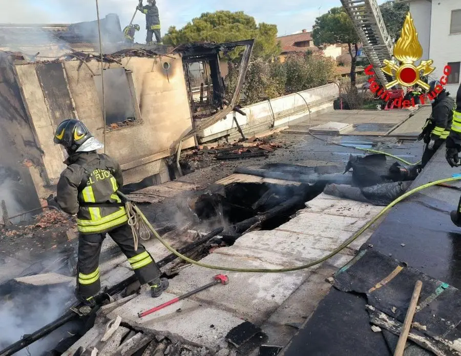 Le operazioni dei vigili del fuoco per spegnere l'incendio a Bedizzole