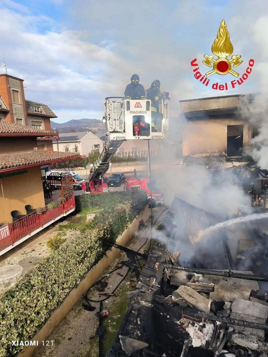 Le operazioni dei vigili del fuoco per spegnere l'incendio a Bedizzole